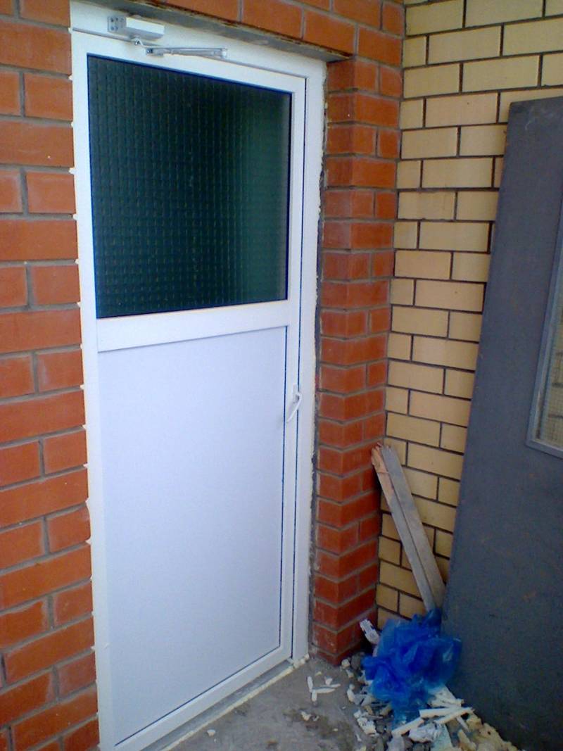 Пластиковые двери на балконах – застройщик поставил в марте 2016 · микрорайон Пятиречье РФ · отзывы